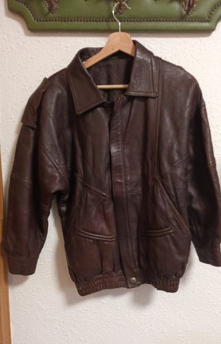 Cazadora de piel marrón con cuello