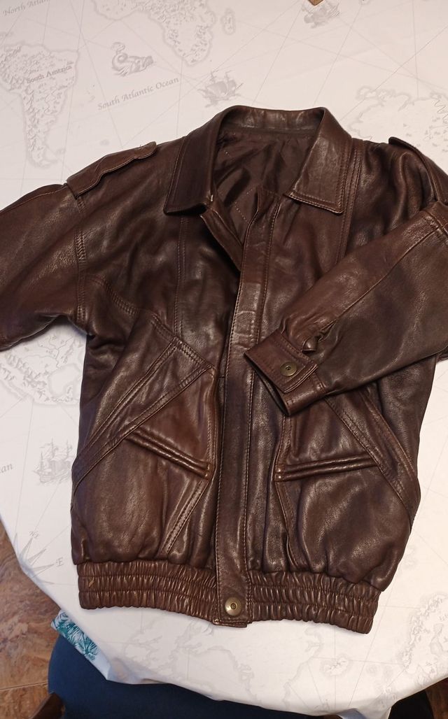 Cazadora de piel marrón con cuello