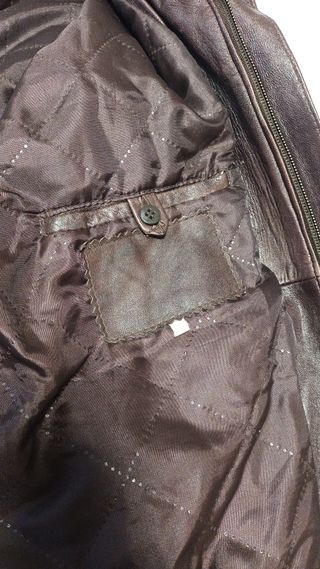 Cazadora de piel marrón con cuello