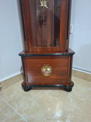 Reloj de pie antiguo de madera