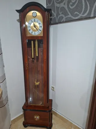 Reloj de pie antiguo de madera