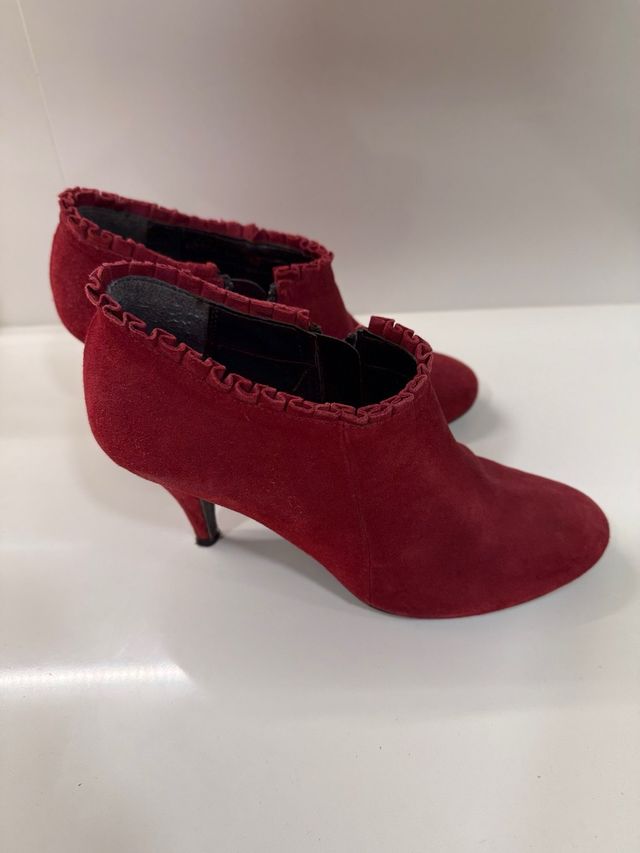 Botín de terciopelo rojo con volantes 7 cms tacón
