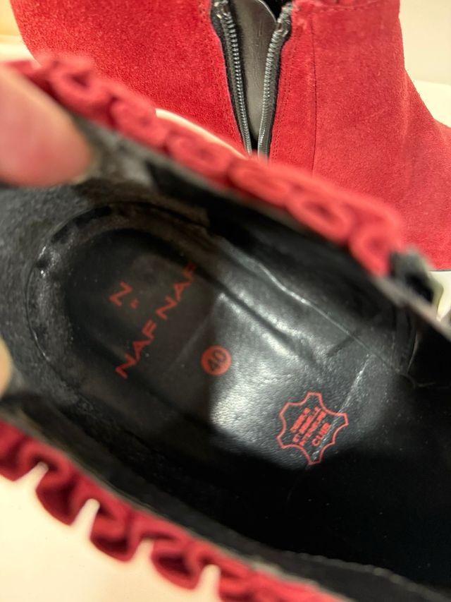 Botín de terciopelo rojo con volantes 7 cms tacón