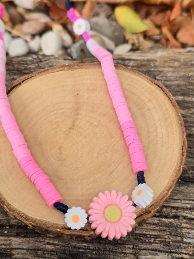 Collar de cuentas con flores