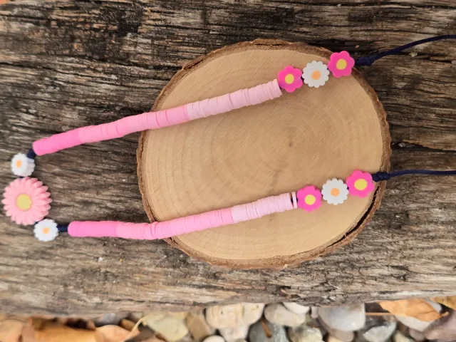 Collar de cuentas con flores