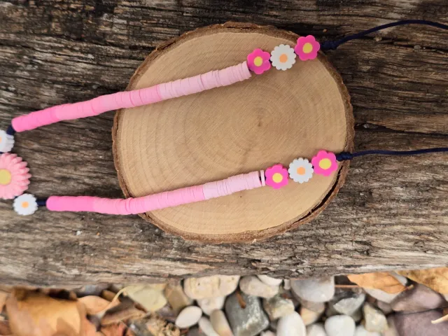 Collar de cuentas con flores