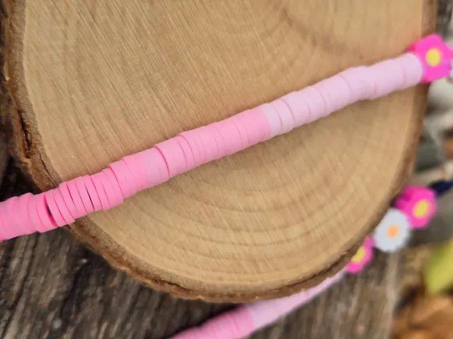 Collar de cuentas con flores