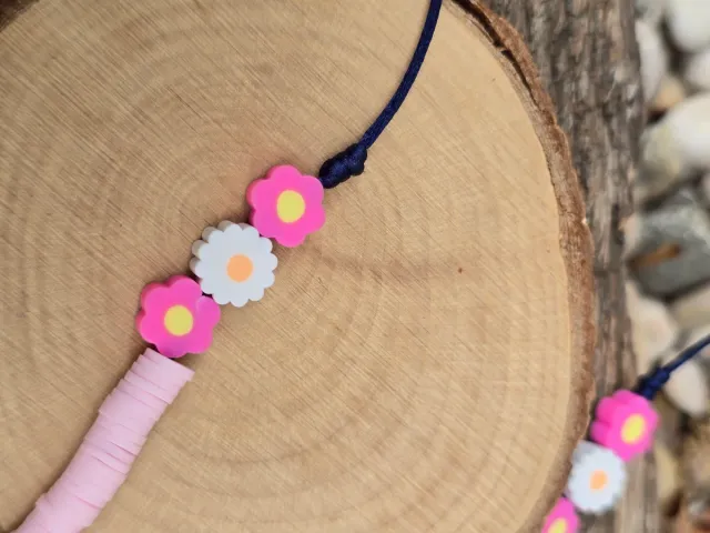 Collar de cuentas con flores
