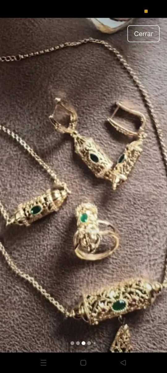Conjunto chapado oro con piedras verdes