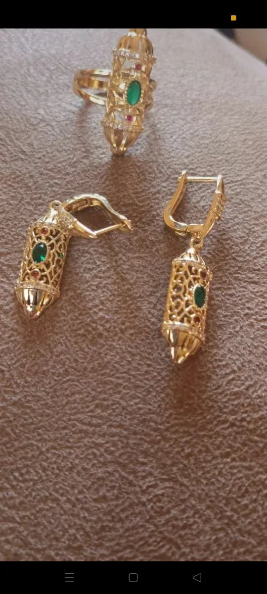 Conjunto chapado oro con piedras verdes