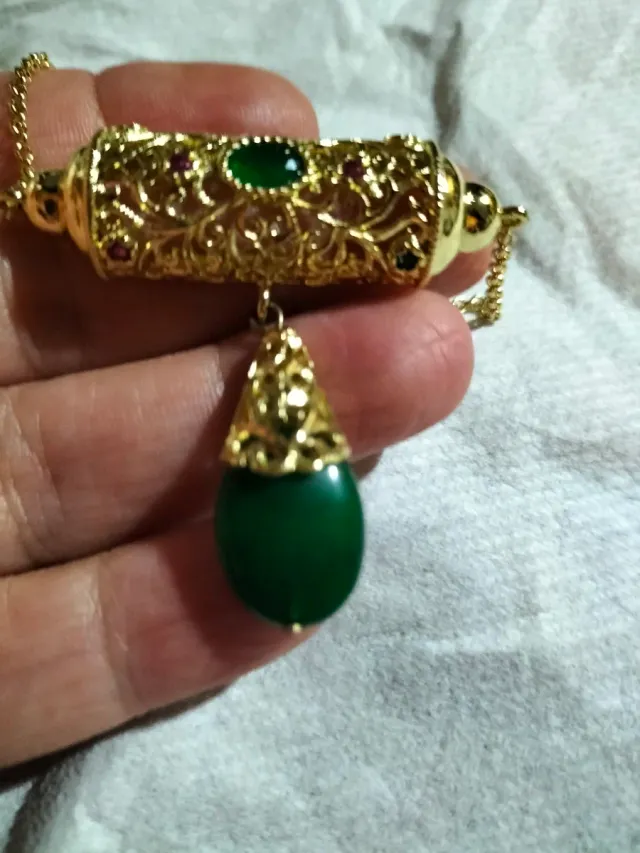 Conjunto chapado oro con piedras verdes