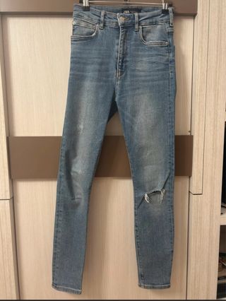 Pantalón vaquero Zara desgastado