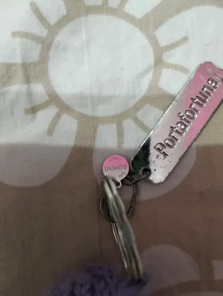 Portachiavi bambolina con cappello viola