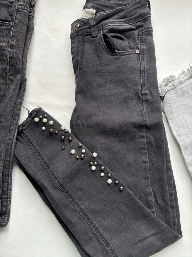 Pantalones pitillo negros con perlas