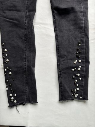 Pantalones pitillo negros con perlas