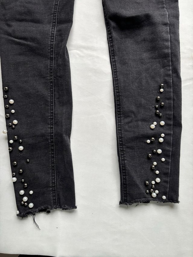 Pantalones pitillo negros con perlas