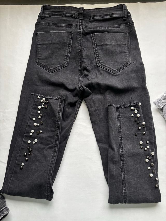 Pantalones pitillo negros con perlas