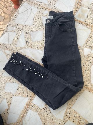 Pantalones pitillo negros con perlas