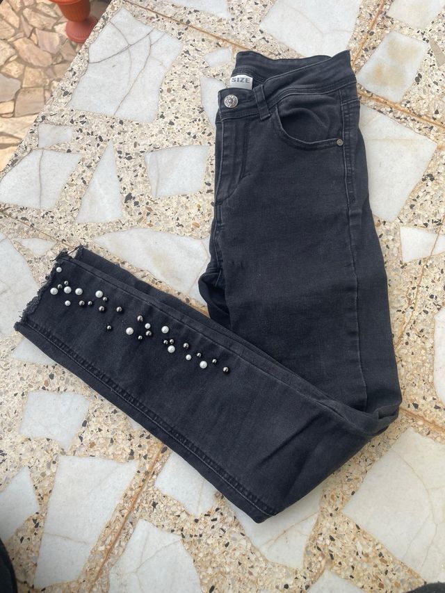 Pantalones pitillo negros con perlas