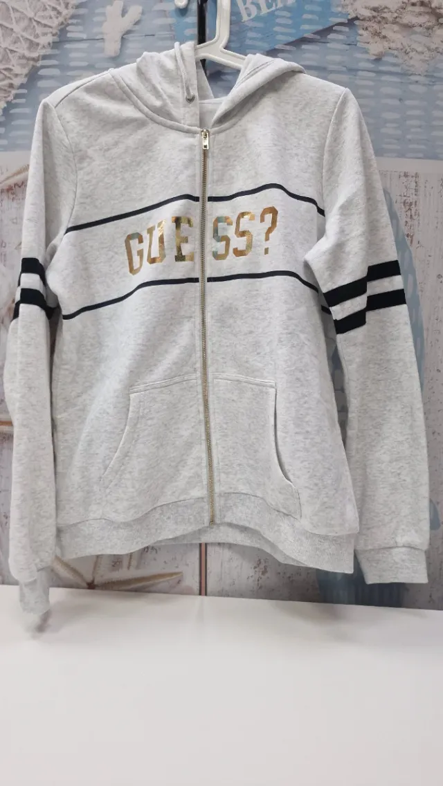 Sudadera Guess Gris con Logo Dorado