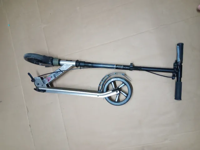 Patinete plegable plateado