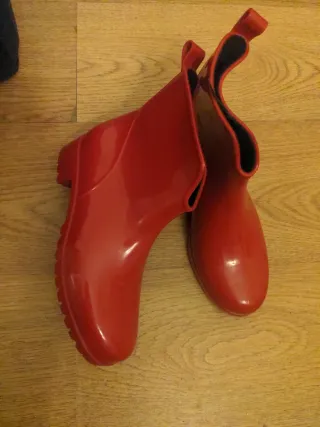 Botas de agua rojas