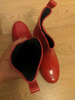 Botas de agua rojas