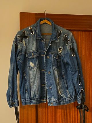 Chaqueta vaquera desgastada con cordones
