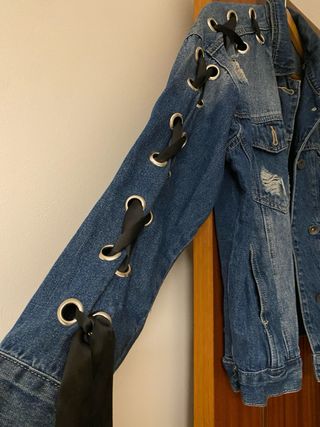 Chaqueta vaquera desgastada con cordones