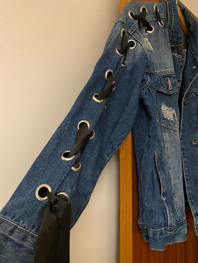 Chaqueta vaquera desgastada con cordones