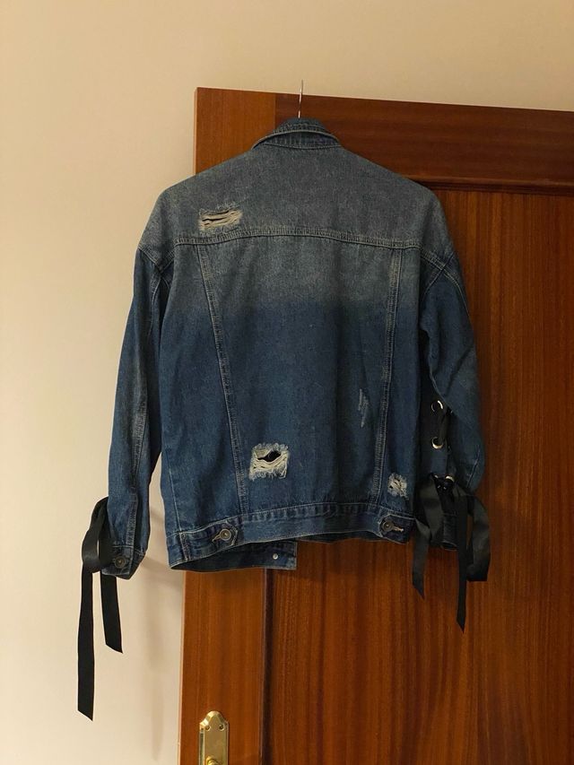 Chaqueta vaquera desgastada con cordones