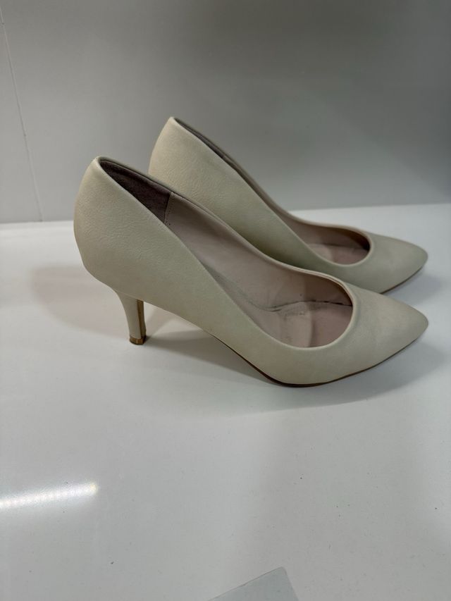 Zapatos de salón beige tacon 7 cms