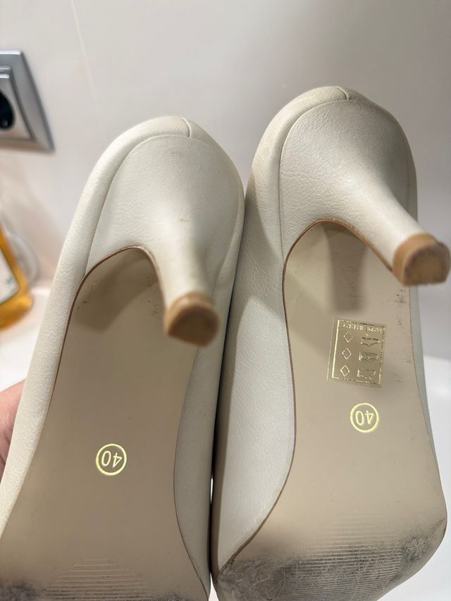 Zapatos de salón beige tacon 7 cms