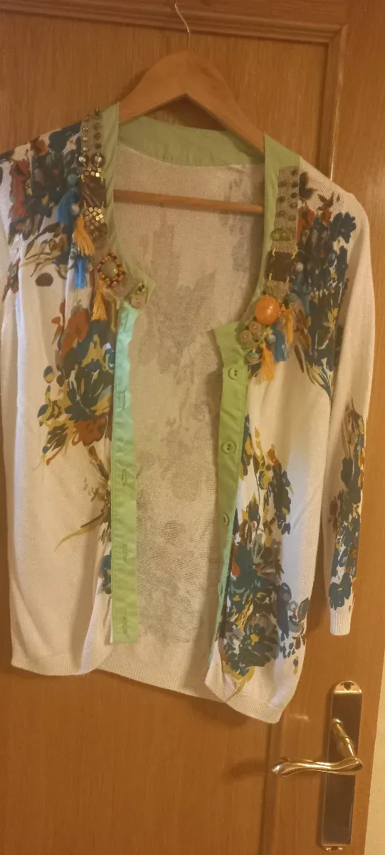 Chaqueta floral con adornos