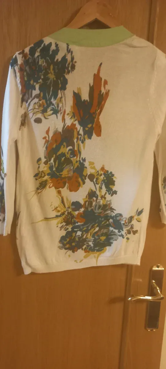 Chaqueta floral con adornos