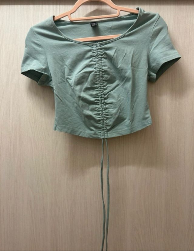 Top verde con cordón