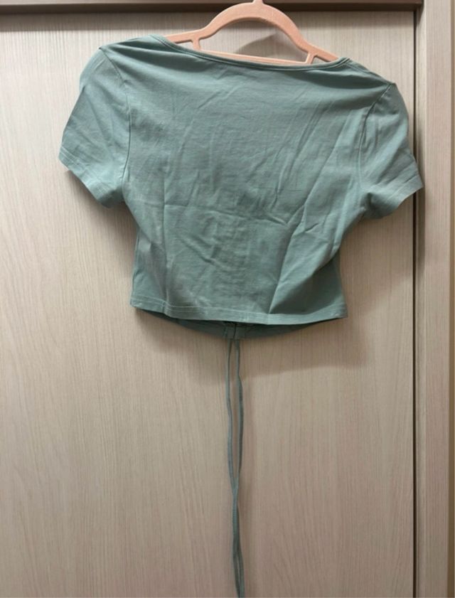 Top verde con cordón