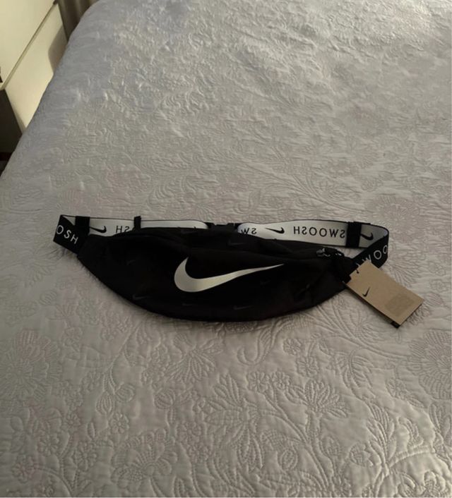 Riñonera Nike Negra con Logo
