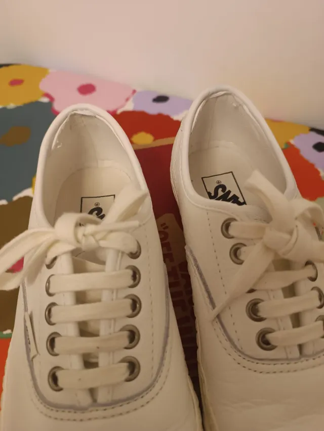 Vans Authentic Lux de cuero blancas