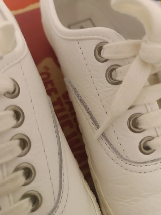 Vans Authentic Lux de cuero blancas