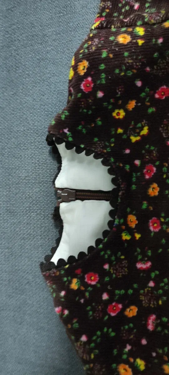 Hecho a mano y con forro blanco.cremallera invisib