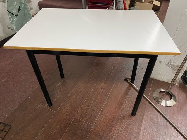 Mesa de dibujo blanca y negra