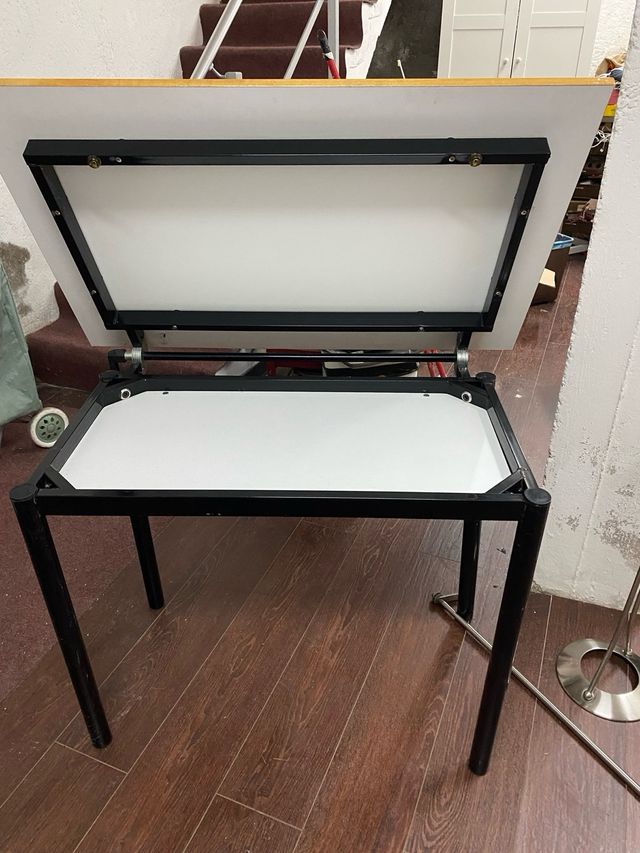 Mesa de dibujo blanca y negra