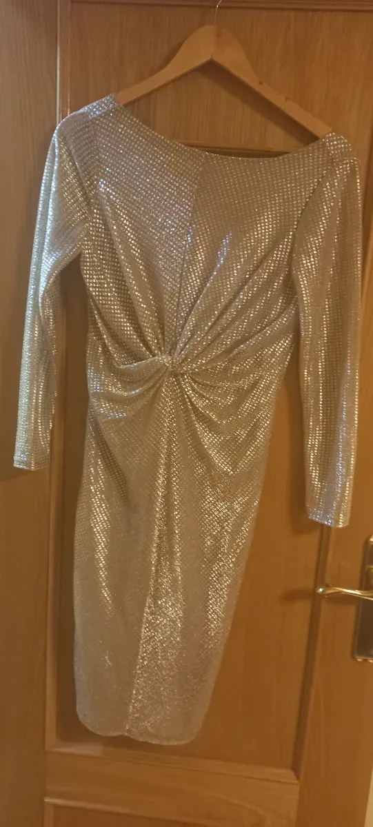 Vestido de fiesta dorado y plateado
