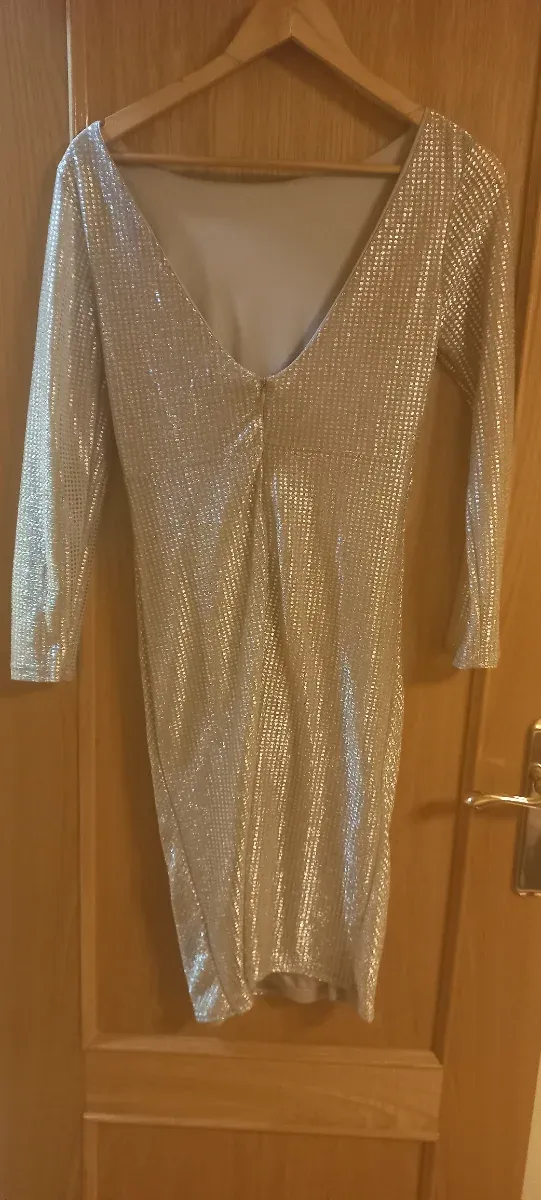 Vestido de fiesta dorado y plateado