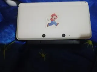 Nintendo 3DS Blanca con pegatina Mario
