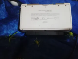 Nintendo 3DS Blanca con pegatina Mario