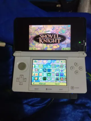 Nintendo 3DS Blanca con pegatina Mario