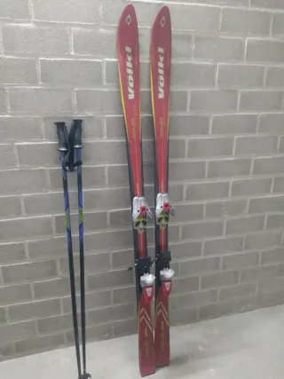 Esquís Volkl Carver 7.7 con bastones