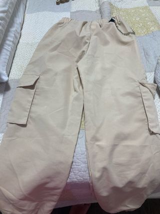 Pantalones cargo beige con cadena
